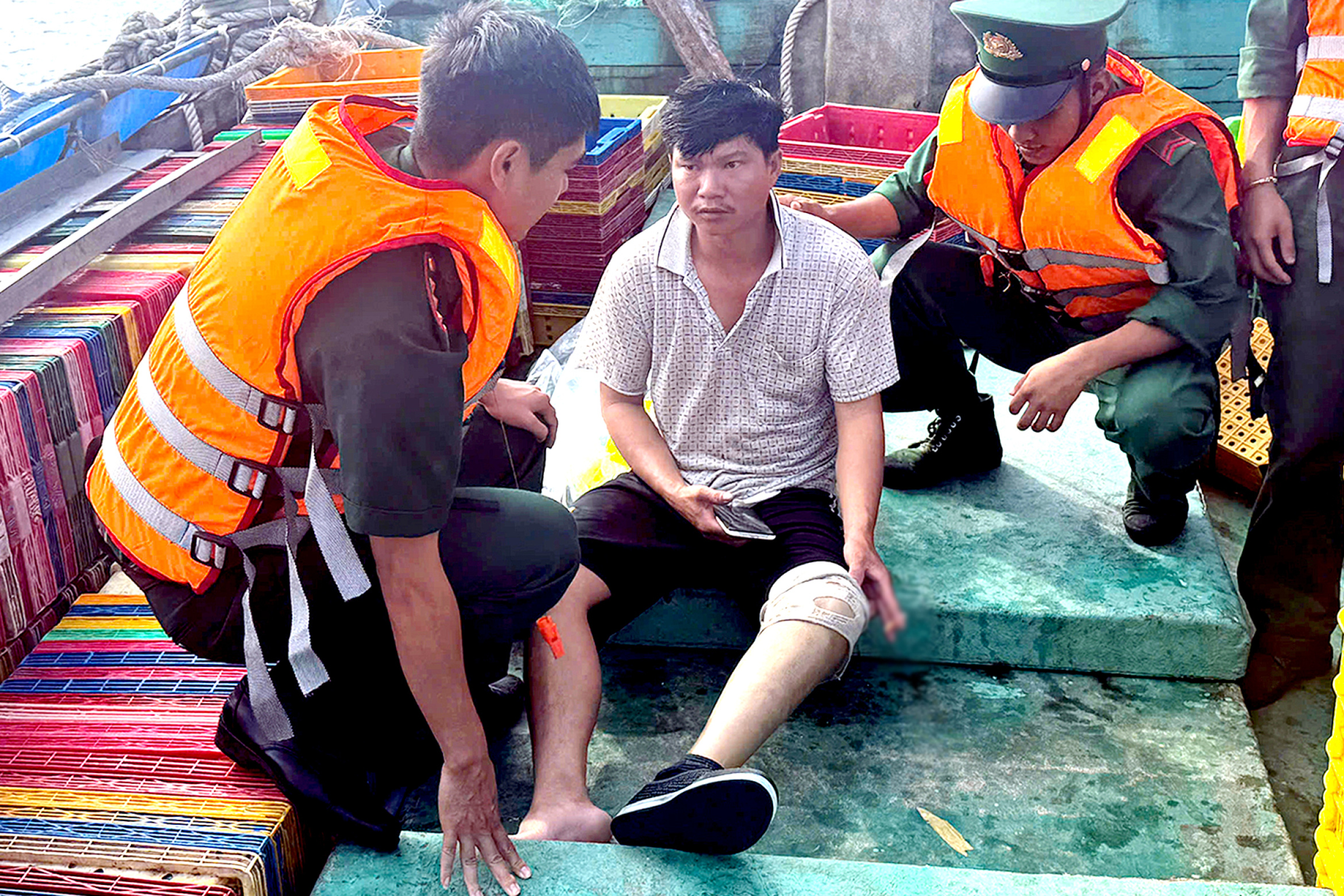 渔船在昆岛海域沉没,8名渔民及时获救